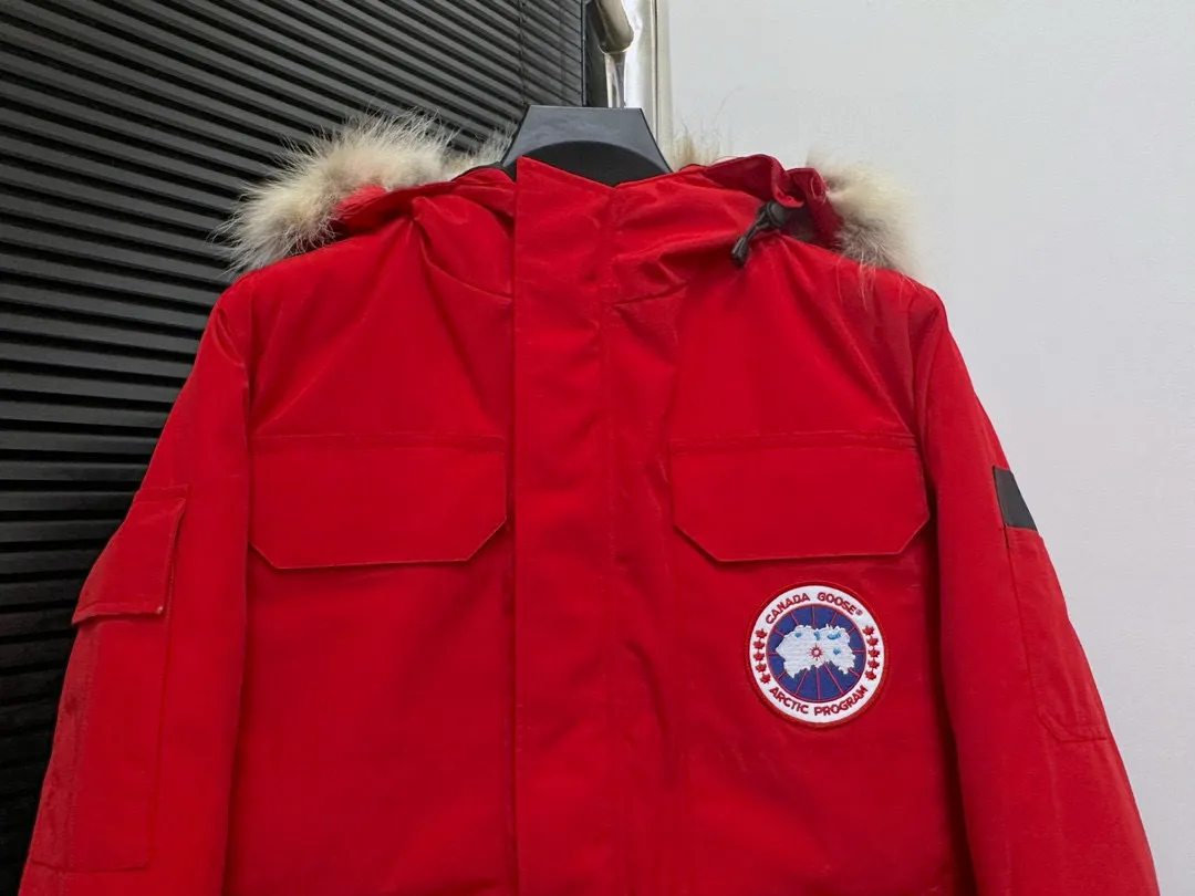 P780 Top Purchasing Version (Wolf Hair Optional) 🇨🇦CANADA GOOES 24 new models 08 models/couple models Factory direct supply: supplying global purchasing agents, micro-business, entities, Tmall, high-end stalls and studio cooperation, free shipping! Canada Goose Expedition Parka 2008 is the same style for men and women. It is mid-length and the most timeless classic. All Arctic and Antarctic scientific expedition teams choose Canada Goose as their cold-proof equipment. It is the Rolls-Royce of down jackets. ➖ Industry-leading anti-counterfeiting chip sensing. ➖ Imported Behringer embroidery machines and customized embroidery labels, the highest level and industry leading. ➖ Imported Korean 21-count polyester-cotton blended original fabric, TC85 waterproof coated fabric, water-repellent, windproof and wear-resistant. ➖ The new national standard 80 white duck down is filled with an average of 520 grams of down. The amount of down filled is industry-leading. ➖ 100% nylon lining with double double-layer sealing design to prevent velvet running, and seamless thread design on the cuffs! ➖ Western Canadian Green Wolf Collar. ➖ Yoshida YKK provides original factory-customized electroplated sliders. YKK two-way lockable zippers are tight and smooth and do not peel off paint. ➖ 3M composite Velcro is durable and the accessories and hardware are all custom-made. Note: Our copywriting is only simple and clear. Instead of bragging about the copywriting, it is better to compare and understand with samples. Only for the purest goose, the most dedicated, the most professional, the highest quality, the highest cost performance!  Size:XS-XXL